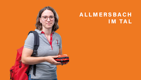Patrizia Rall mit Rucksack und Erste-Hilfe-Set