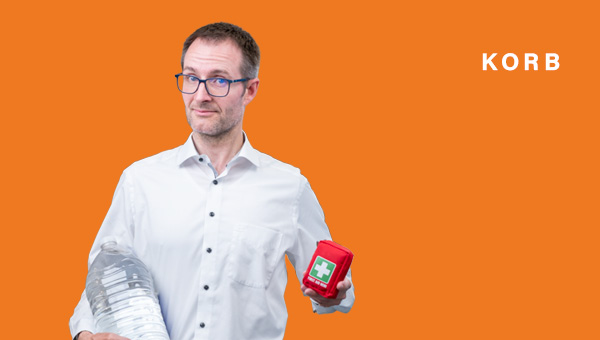 Markus Motschenbacher mit Erste-Hilfe-Set und großer Wasserflasche