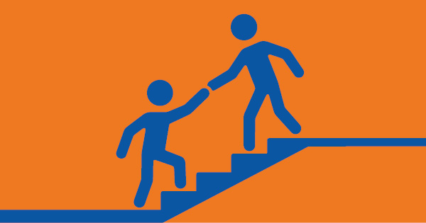 Eine Person hilft einer anderen Person, die Treppe hochzukommen