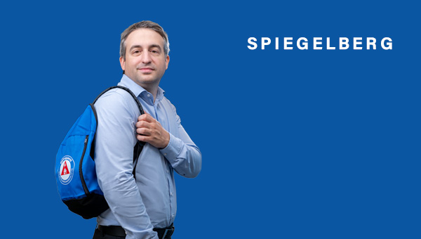 Max Schäfer mit einem blauen Rucksack über der Schulter