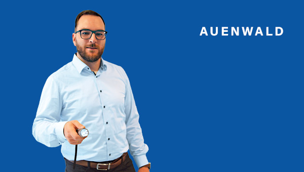 Kai-Uwe Ernst mit Taschenlampe