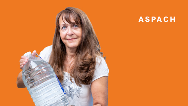 Sabine Welte-Hauff mit einer großen Flasche Wasser