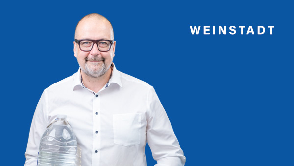 Michael Scharmann mit einer großen Flasche Wasser im Arm