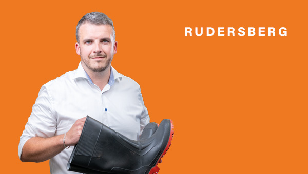 Bürgermeister Raimon Ahrens mit Gummistiefeln