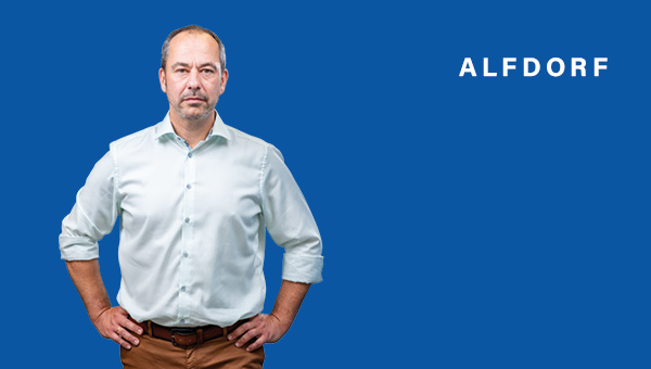 Der Bürgermeister von Alfdorf, Ronald Krötz, stemmt die Hände in die Hüften