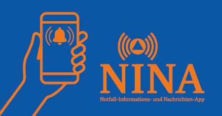 Ein Hand zeigt ein Handy mit Alarm-Symbol, daneben das Logo der NINA-Warnapp