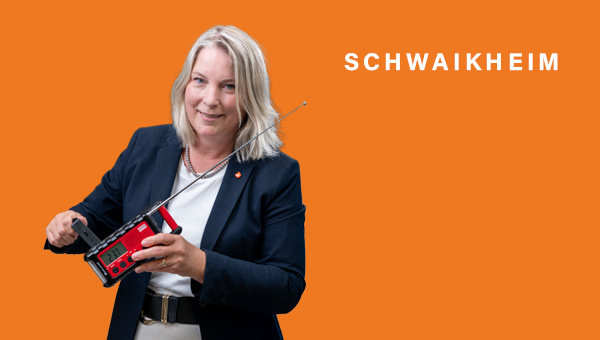 Astrid Loff mit einem Kurbelradio