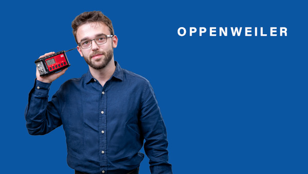 Gabriel Nold hält sich ein Kurbelradio ans Ohr