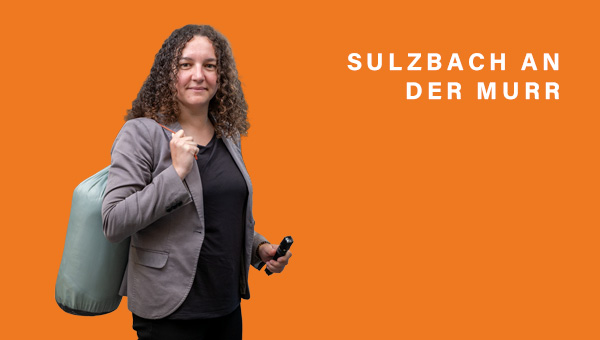 Veronika Holz mit Schlafsack und Taschenlampe