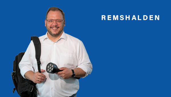 Kevin Latzel mit Taschenlampe und schwarzem Rucksack