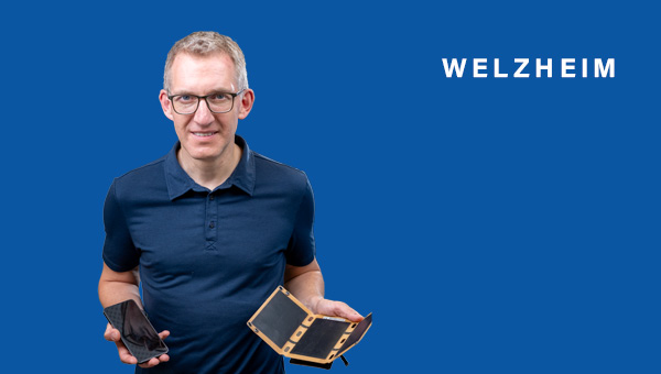 Thomas Bernlöhr mit Handy und Solarlademöglichkeit fürs Handy