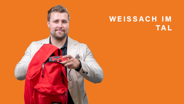Daniel Bogner mit Rucksack und Kurbelradio
