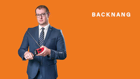 Maximilian Friedrich mit einem roten Kurbelradio. Er trägt einen Anzug.