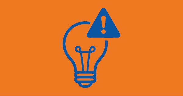 Blaue Glühbirne mit Warnsymbol auf orangefarbenen Hintergrund